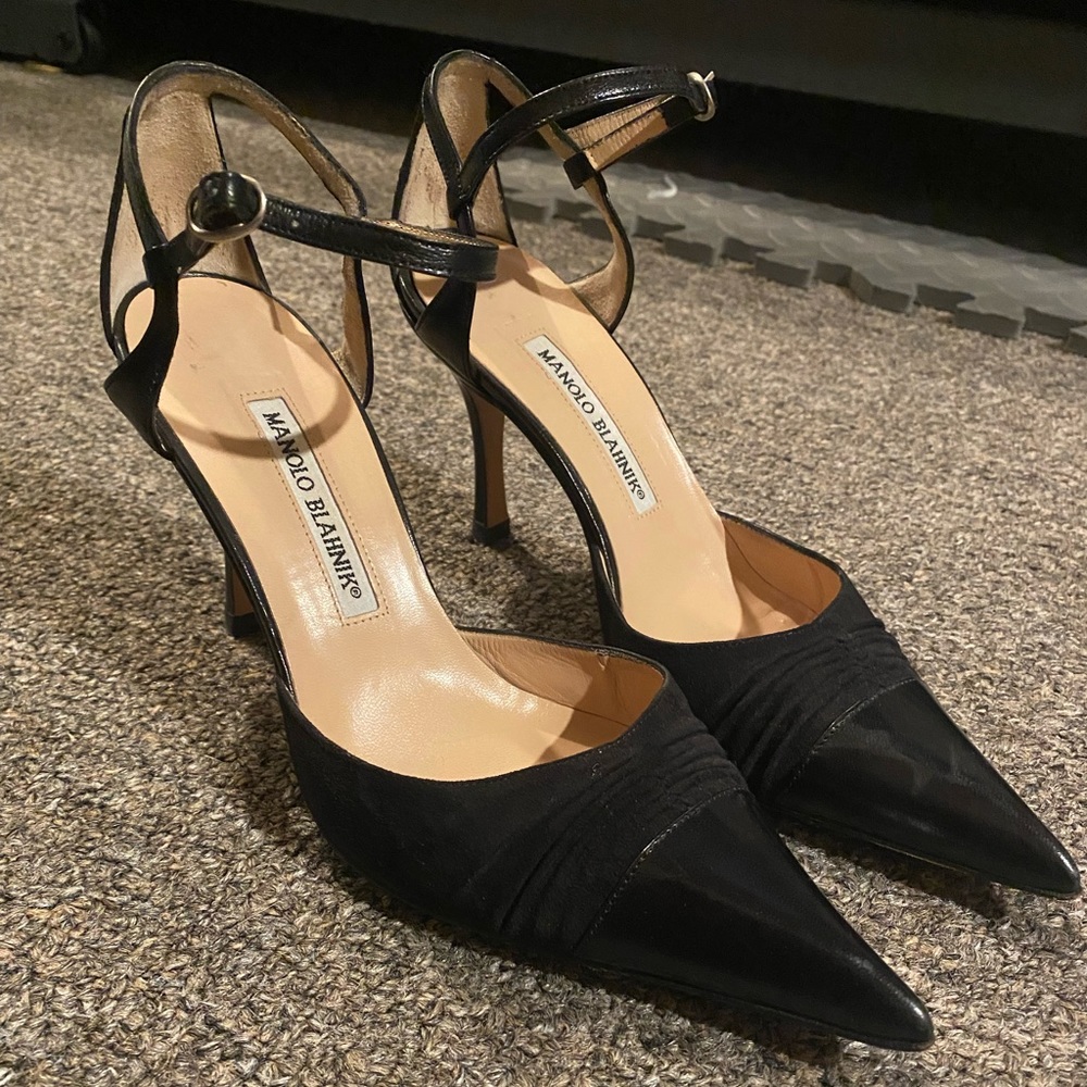 Black Manolo Pointed Toe Pump size 38